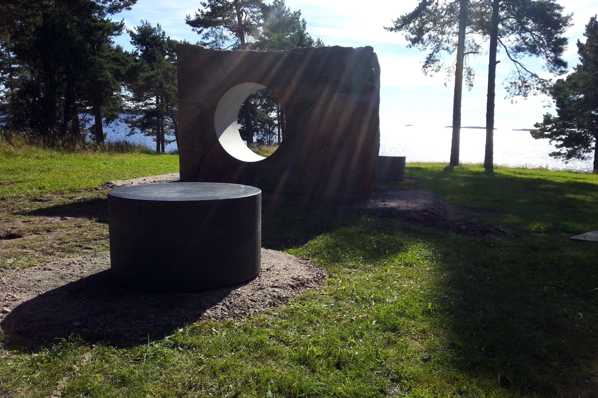På Skutbergets friluftsområde står sedan 2012 Ann Carlsson Korneevs skulpturgrupp Portal med puckar, av granit, diabas och gnejs.