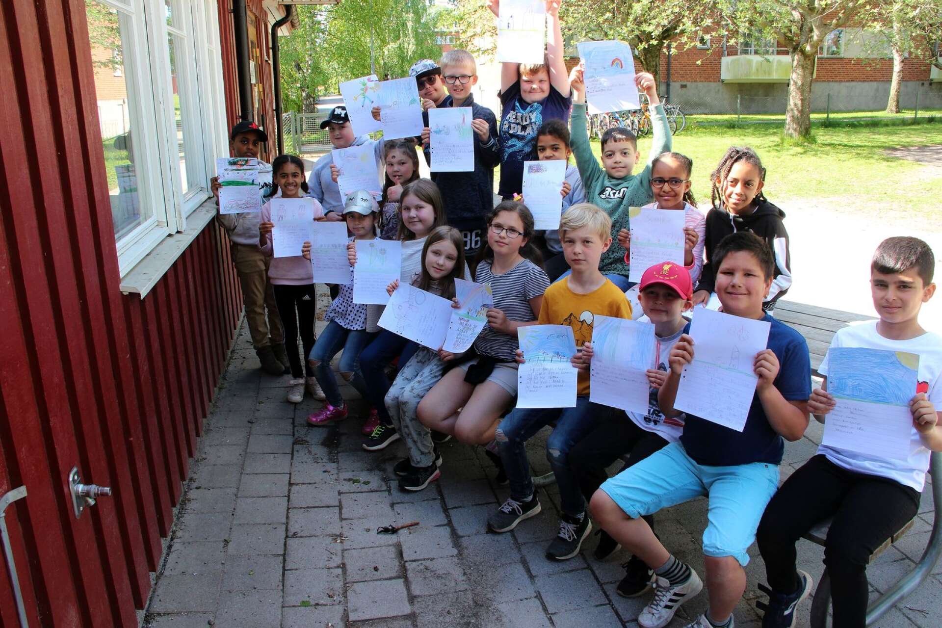 Elever i klass 2 på Bruksskolan har fått skriva dikter och teckna till gamla som bor på äldreboende. 