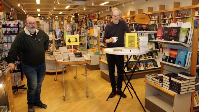 Boksläppsdagen inleddes för Gunnar Källström med boksignering i Åmåls bokhandel, där Åmåls bokhandlare Jürgen Picha stod värd.