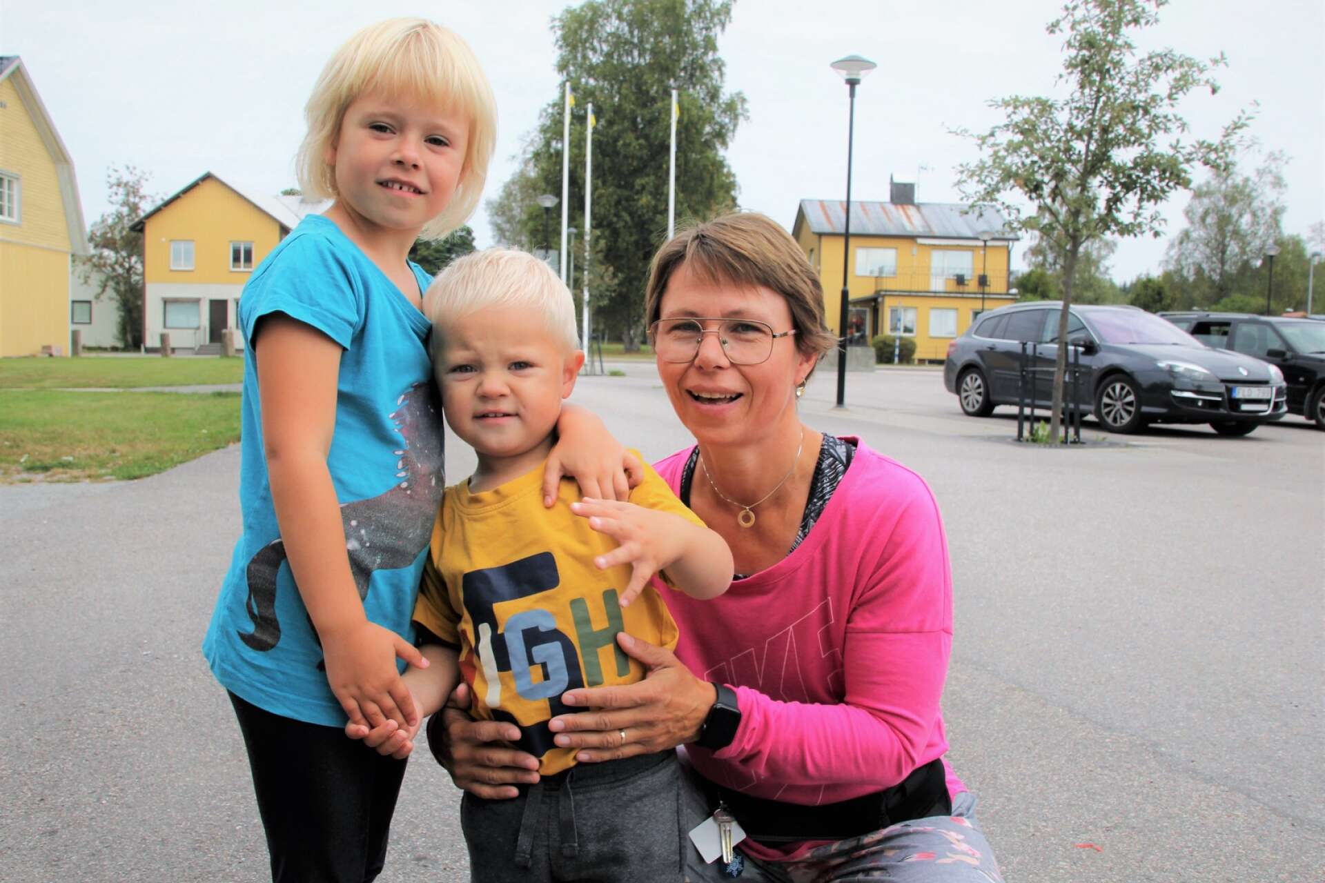 Pernilla Karlsson, med barnen Amanda Nyman och Oscar Nyman, bor i centrala Bäckefors. ”Man tänker ju på de små, man vill ju att de på ett tryggt sätt ska kunna gå själva till skolan på sikt, säger hon.