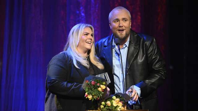 Edvin Törnblom och poddkollegan Johanna Nordström vann priset Årets Duo under QX-galan på Cirkus i Stockholm i februari.