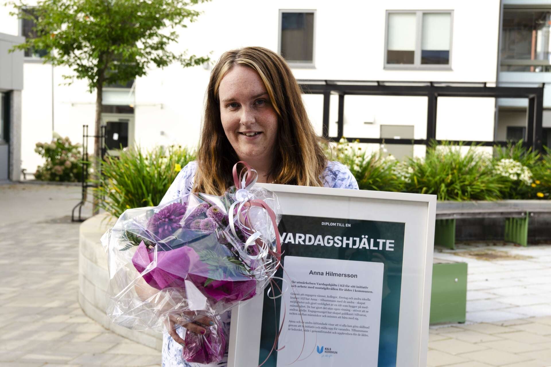 Anna Hilmersson överraskades och fick ta emot priset vid ett möte.