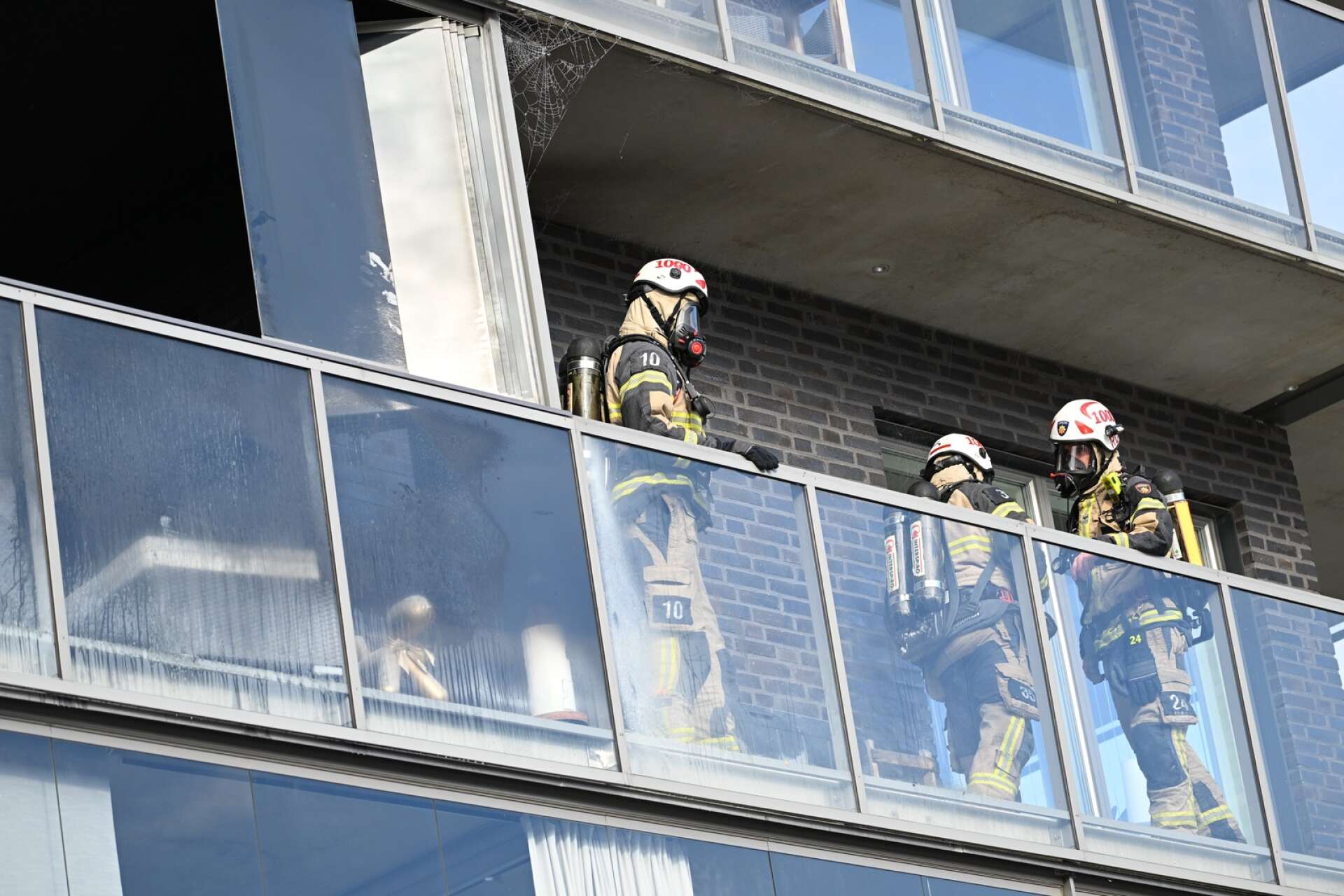 Stort räddningspådrag efter en balkongbrand i Inre hamn.