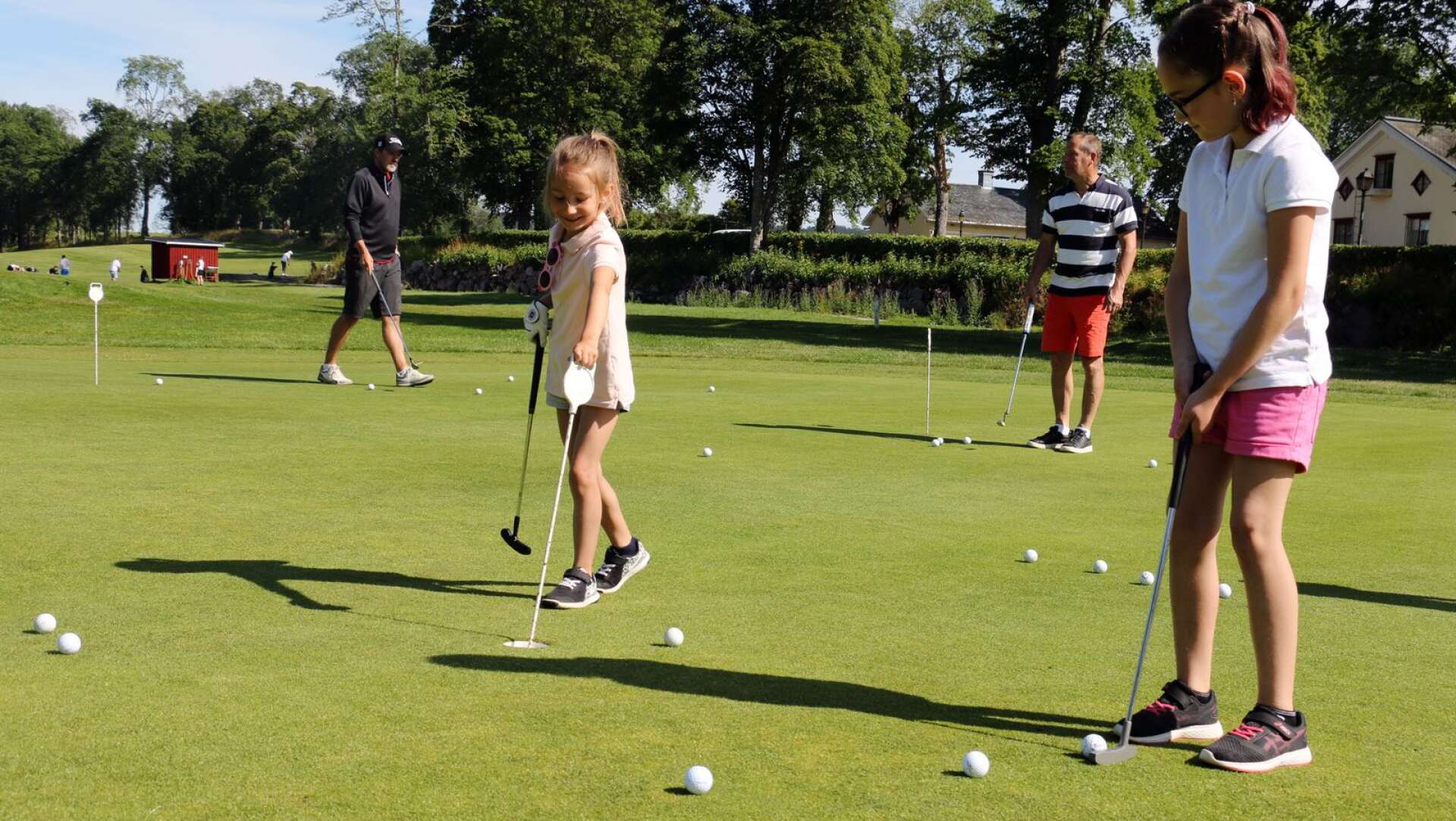 Saxå golfklubb arrangerar golfträning och lek för sommarlovslediga barn och ungdomar.