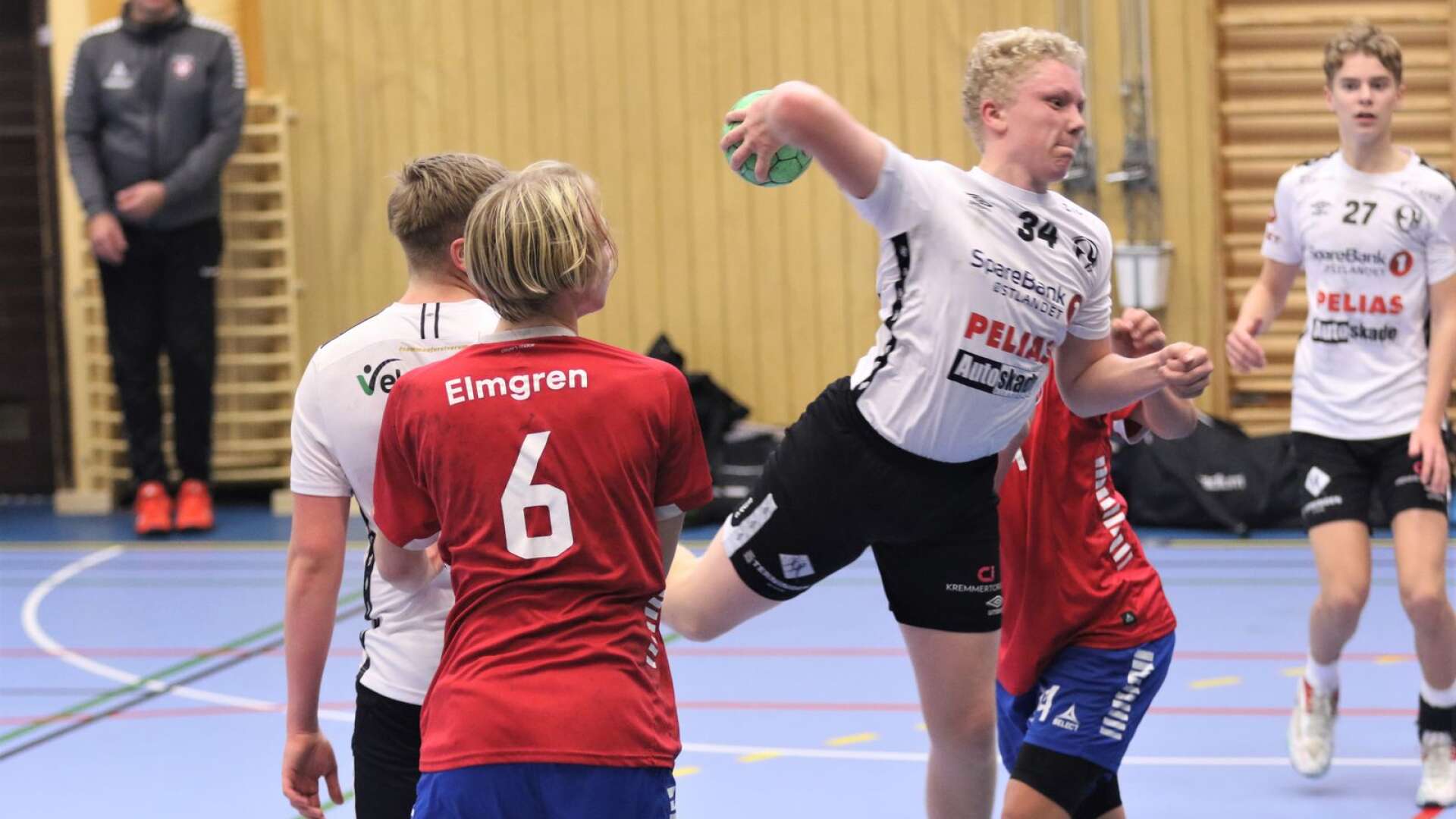 Elverum (vitt) ifrån Norge är ett utländskt inslag i årets upplaga av Skadevi cup. Klubben kommer till spel med tre lag. Bilden är ifrån Elverum P16-lag som spelade match mot Täby under fredagen.