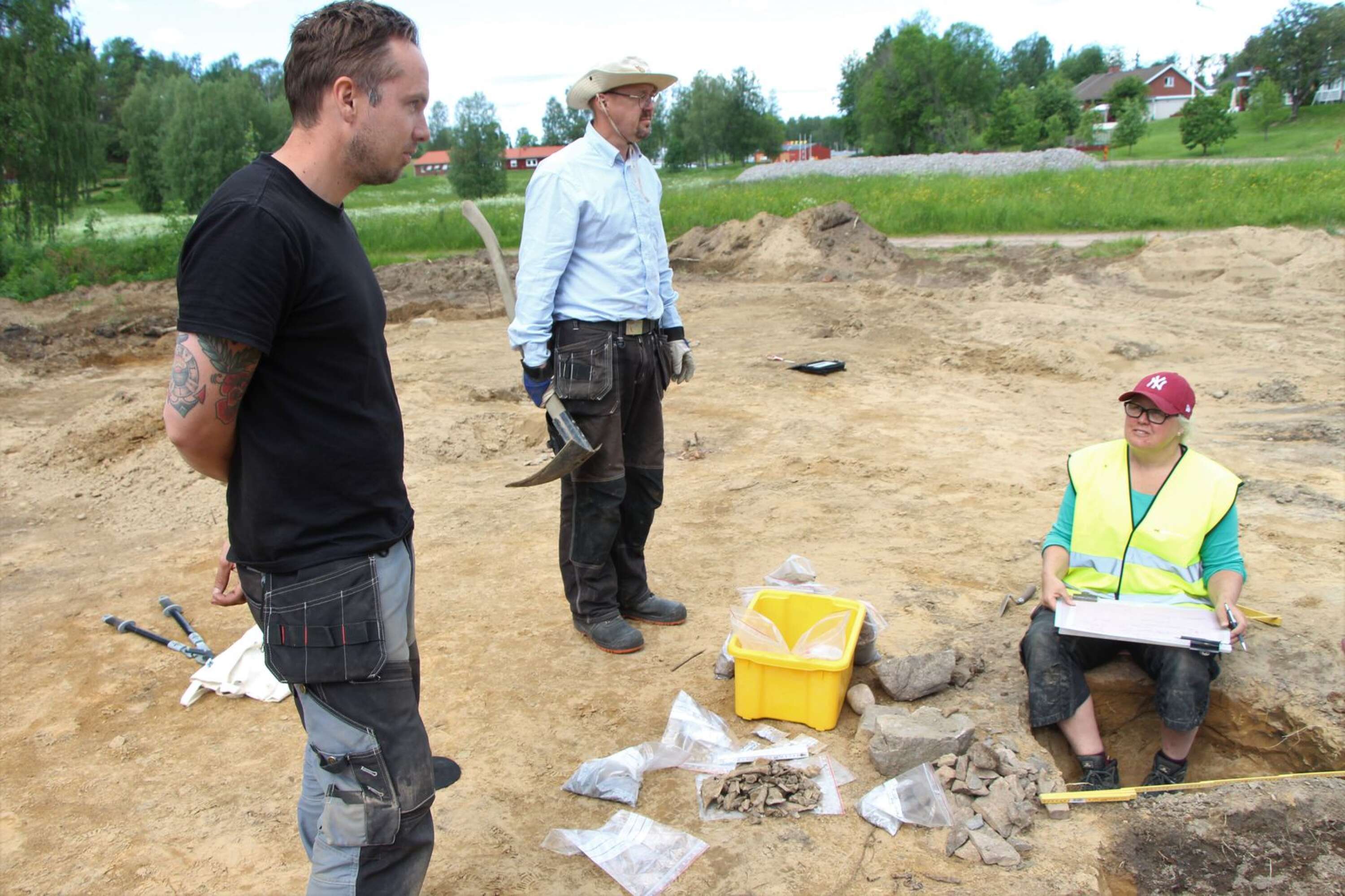 Johan Richardson, till vänster, samt Hans Olsson och Ellinor Larsson i samband med arkeologisk utgrävning vid Björkholmen i Torsby.