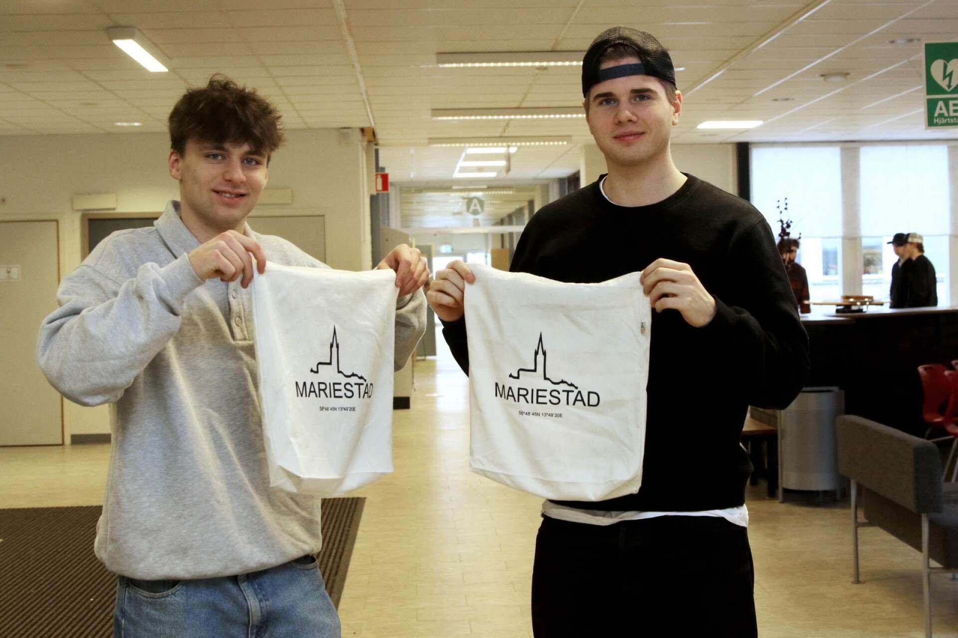 Axel Andersson och Gustav Malmsköld visar upp sina egna kassar från företaget, som de har ihop med Kevin Çardaku, Theo Silverås och Karl Åkerberg. 