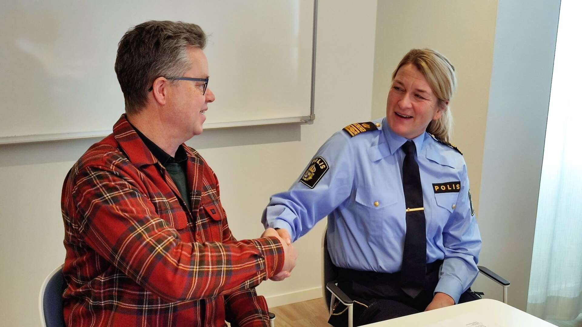 Martin Carling (C) och Jenny Wester, lokalpolisområdeschef, signerade det nya medborgarlöftet i måndags. 