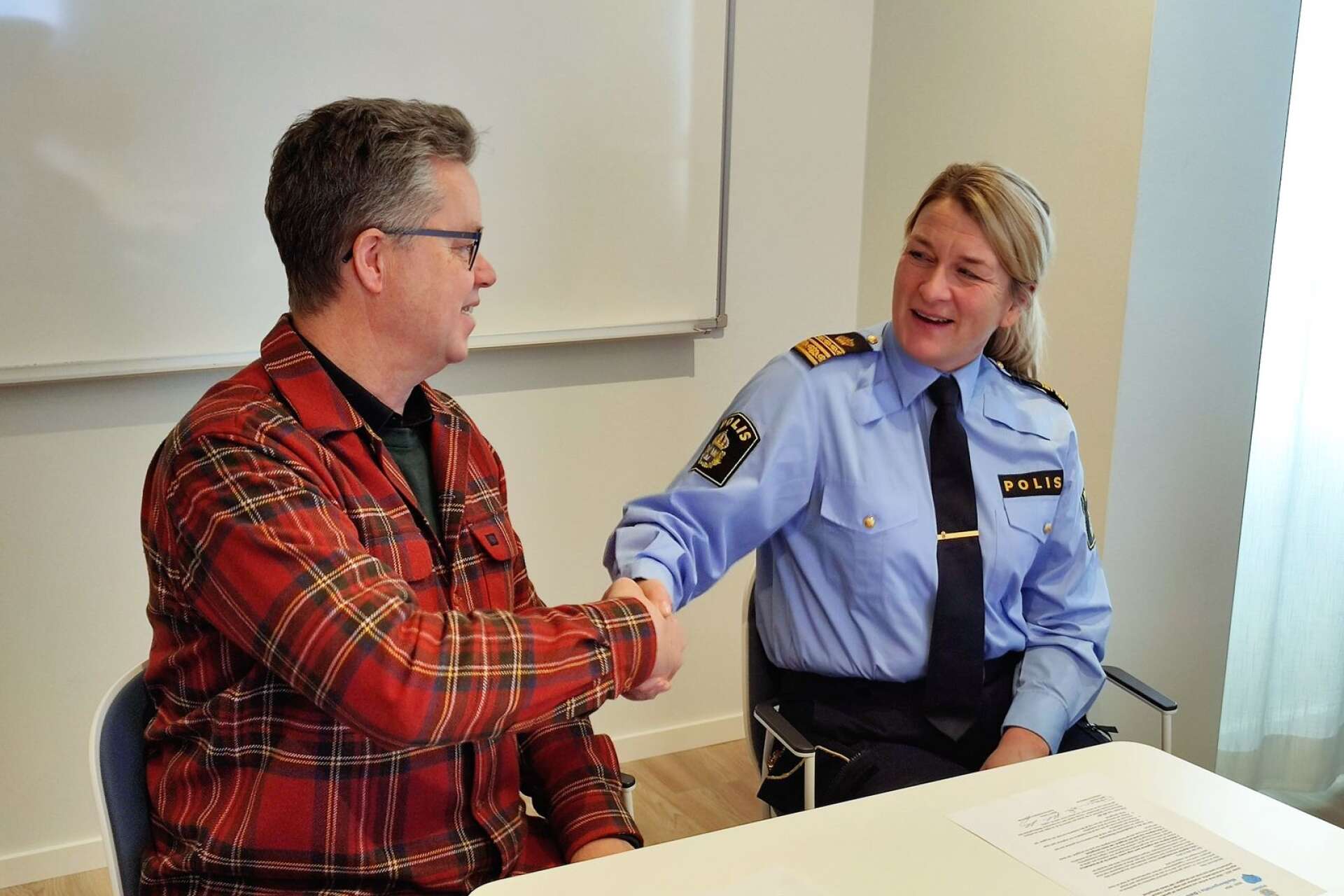 Martin Carling (C) och Jenny Wester, lokalpolisområdeschef, signerade det nya medborgarlöftet i måndags. 