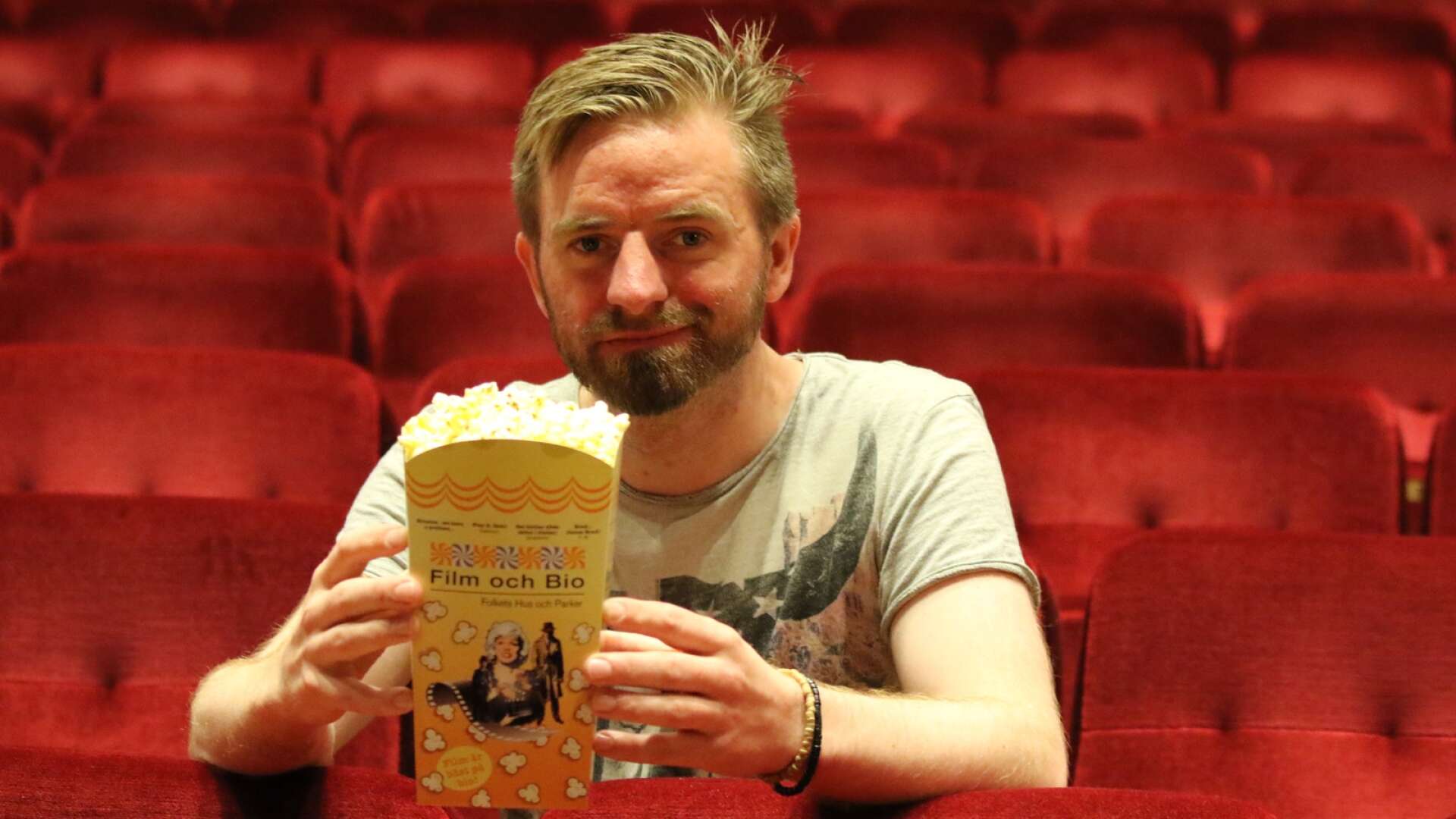 Mattias Karlsson är föreståndare på Filipstads Folkets hus. Under sommaren kommer han tillsammans med personalen visa många filmer på Folkan bio.