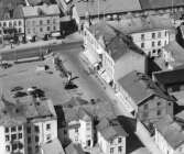 Denna detalj ur ett flygfoto från 1955 visar bland annat Handels-Centrums fastighet, som gränsade direkt till Holgers Konditori. Så här såg det också ut runt torget sex år senare när branden inträffade.