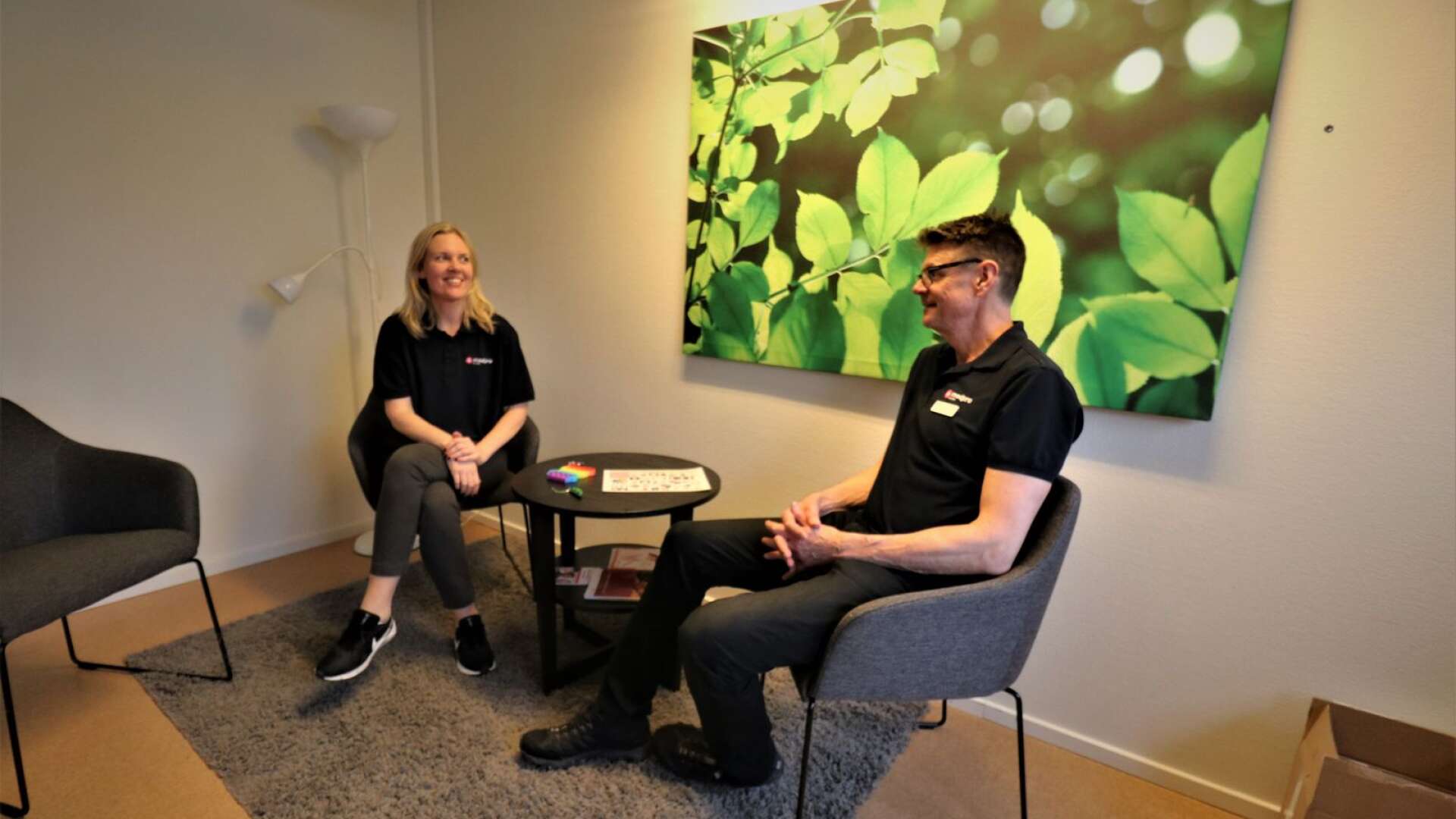 Linn Skärlund och Stefan Löwenborg, psykiatrisjuksköterska respektive kurator/KBT-terapeut, jobbar på Medpro Clinic Åmål, som börjat med gruppbehandling för anhöriga till barn som väntar på behandling hos bup.