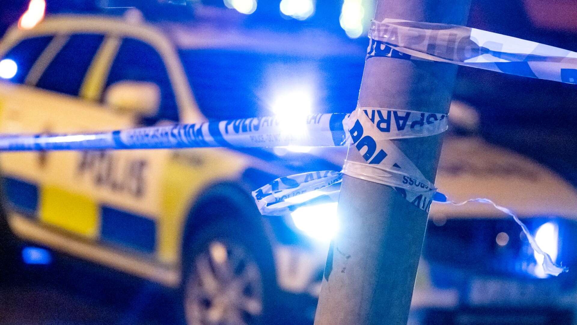 Ett stort bråk uppstod utanför studentfesten på Dalslands Skafferi, där många ungdomar hade samlats. När polis kallades till platsen upptäcktes den knivskurne 18-åringen. 
