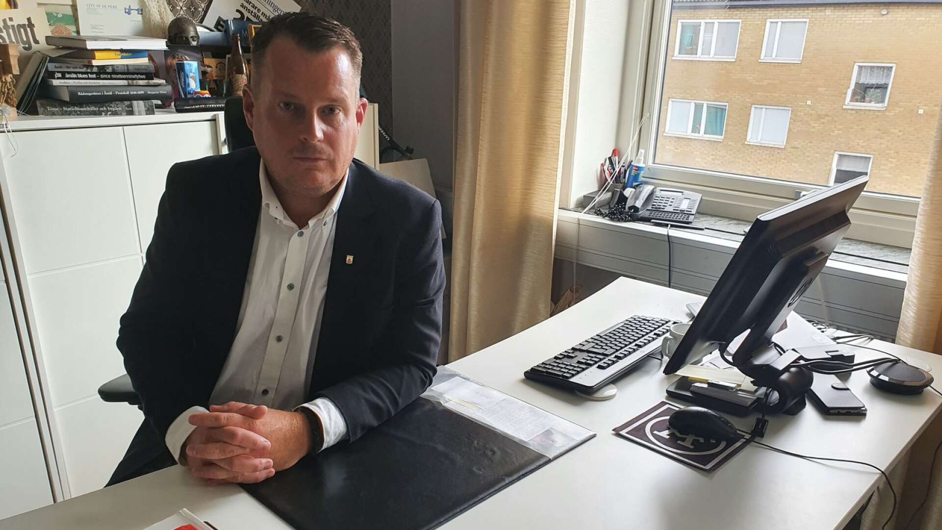 Åmåls kommunalråd Michael Karlsson (S) medger brister i rekryteringsprocessen men ångrar samtidigt inte att Anders Sandén anställdes.
