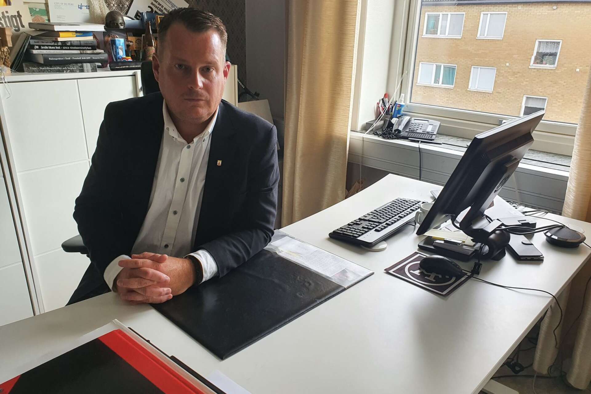 2020 har varit ett tufft jobb för många. Inte minst för Åmåls kommunalråd Michael Karlsson (S). Trots att hans skulder hos Kronofogden kom i dager, sitter han kvar på sin post.