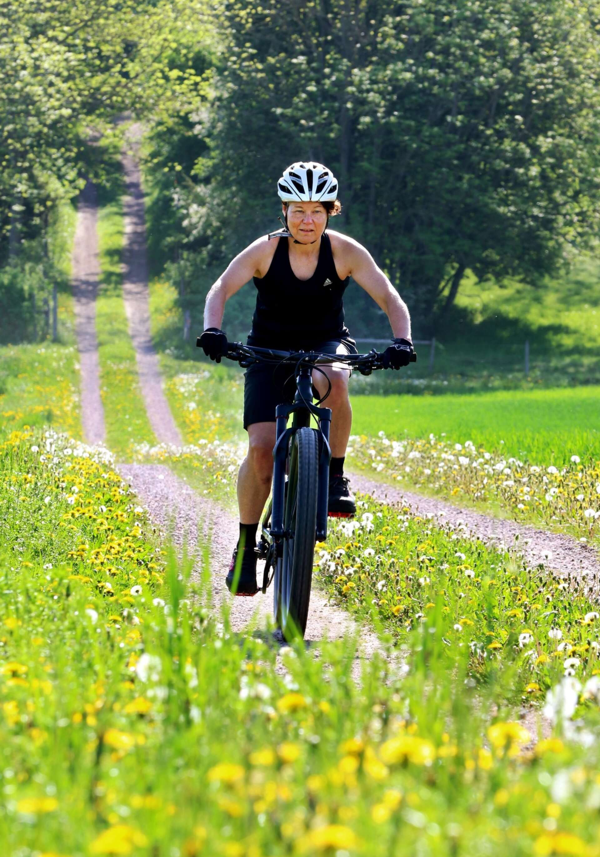 Solen skiner - en perfekt dag för en tur på mountainbiken. Camilla cyklar året runt. ”Vintern är jättefin att cykla på”, säger hon.