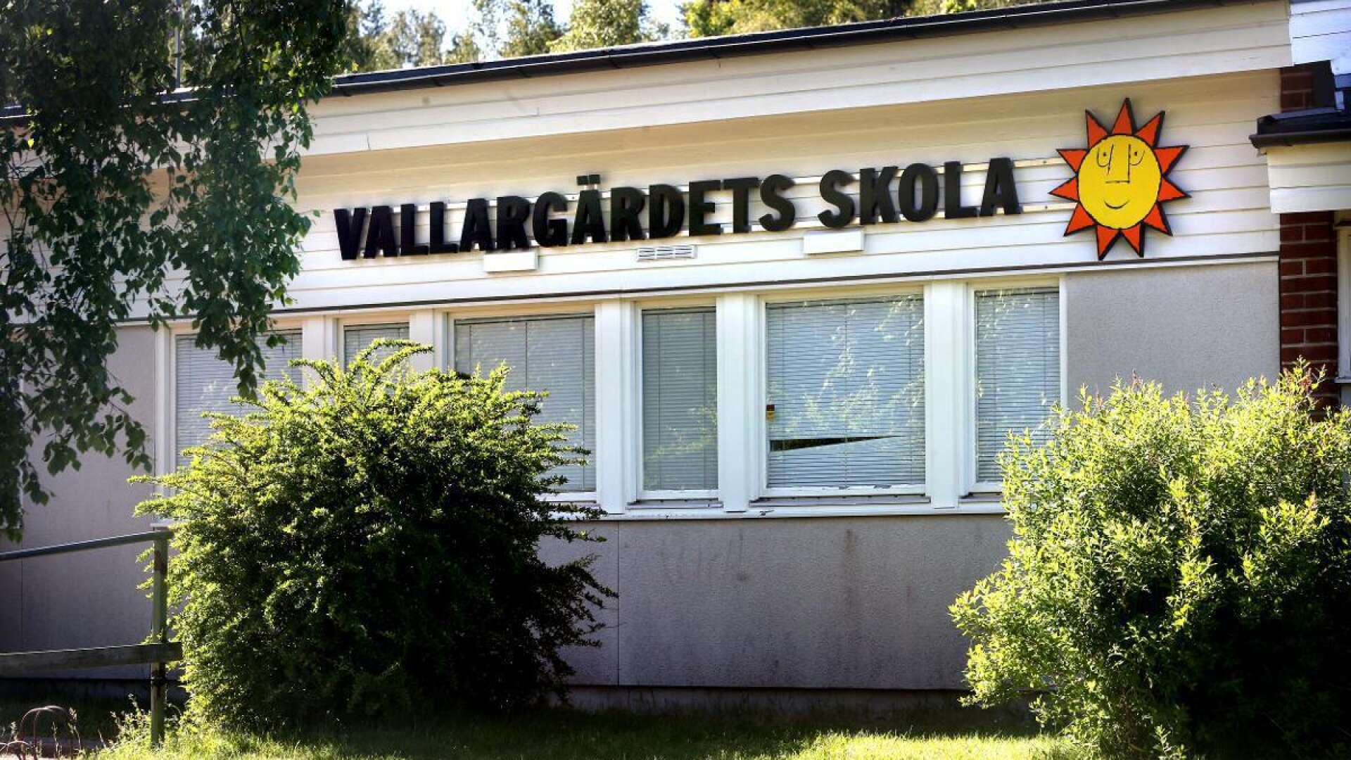 Karlstads kommun vill undersöka möjligheten att riva dagens Vallargärdets skola och bygga nytt. Men först måste tjänstemännen rita på vad som är möjligt att göra på platsen.