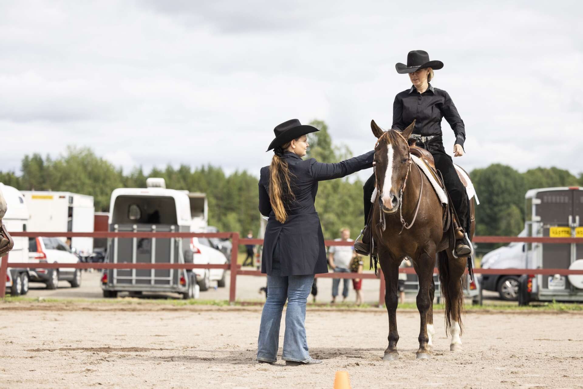 Domarsekreterare Matilda Källström och tävlande Jenny Nilson, ordförande i Sun city westernriders med hästen Steppin with class.
