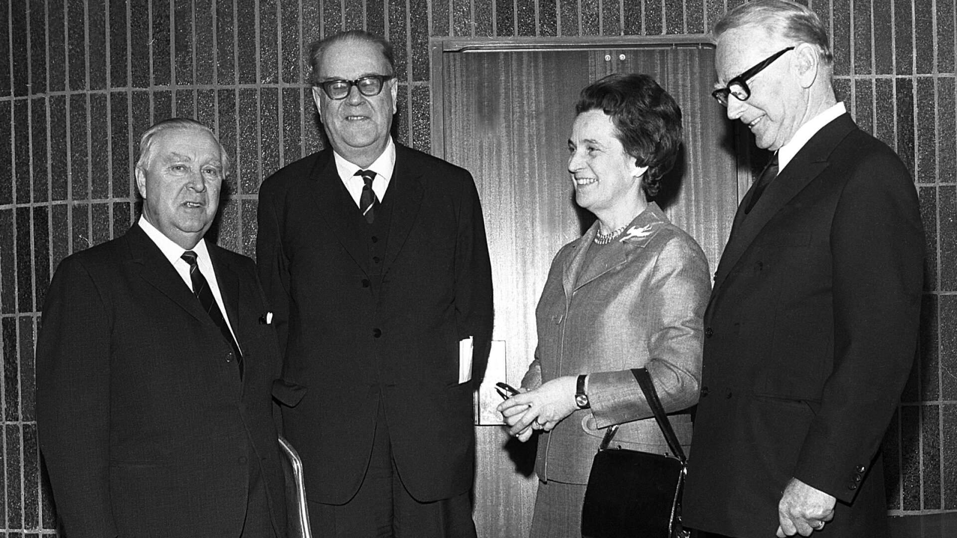 Statsminister Tage Erlander var i slutet av 1960-talet på besök i Säffle. På bilden ses han tillsammans med kommunalrådet Harry Jansson och Elsa och Torsten Källe. 