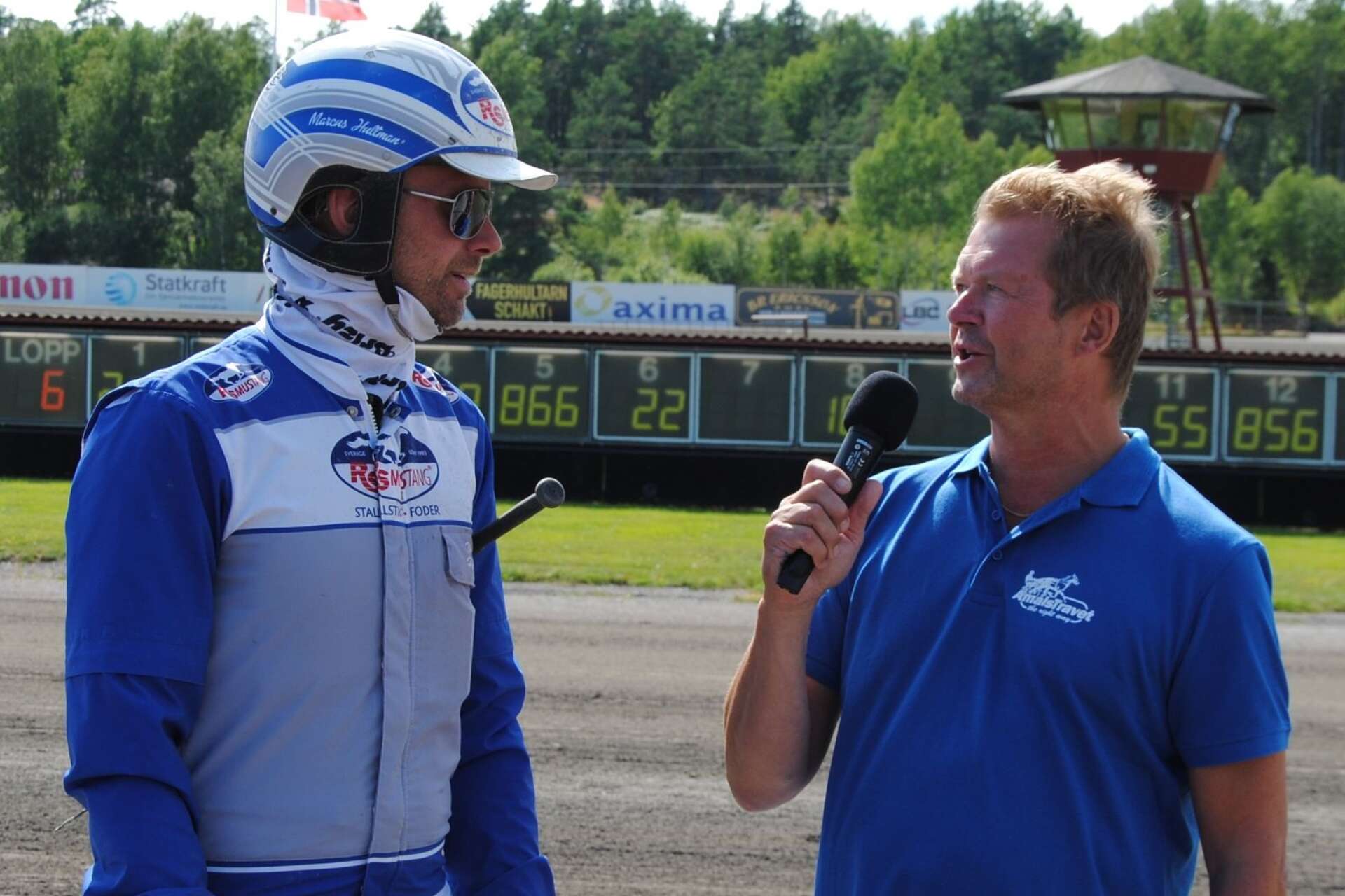Marcus Hultman intervjuad av Fredrik Bengtsson i samband med en travdag på Åmålstravet.