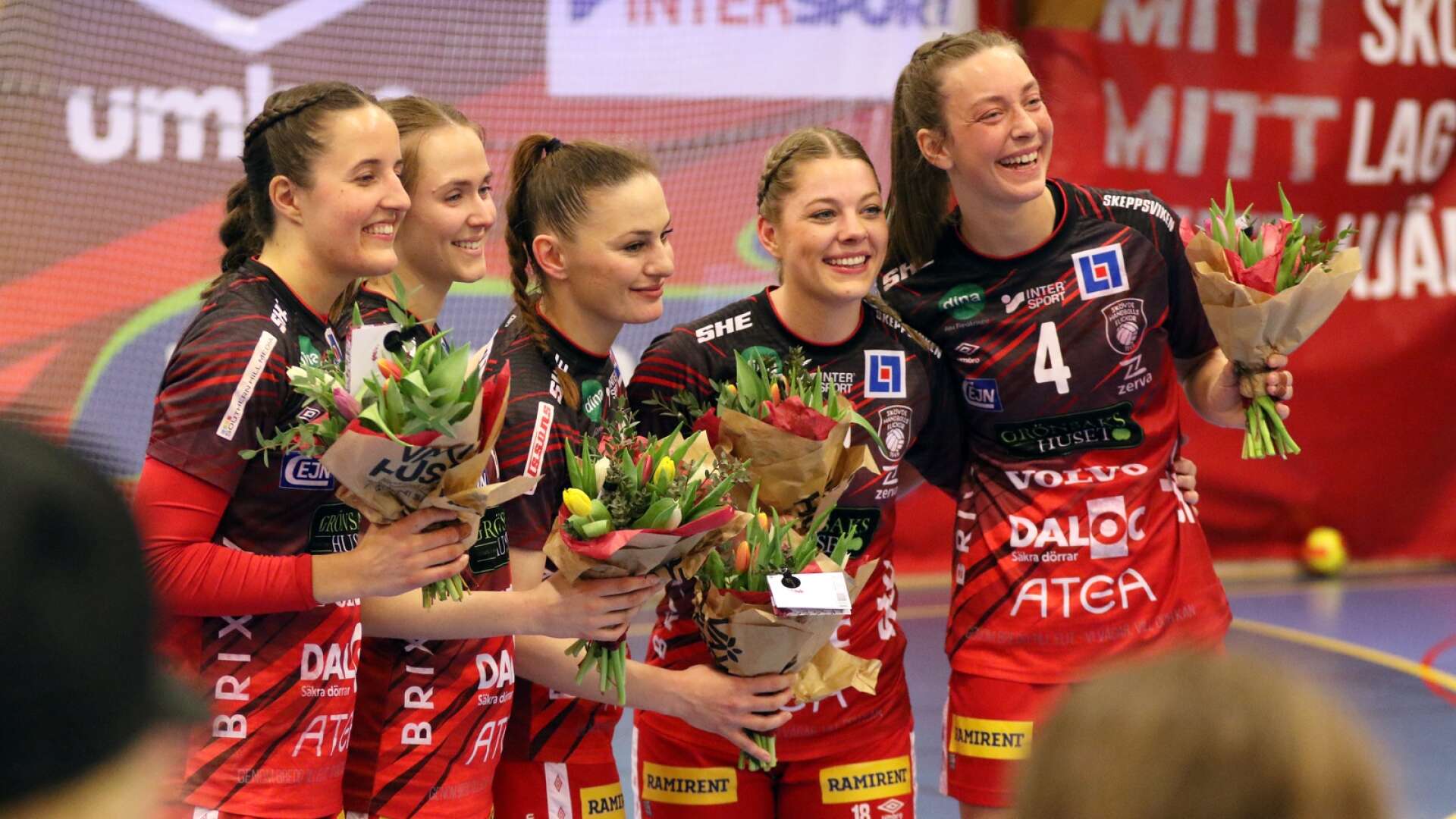 Efter matchen tackade Skövde HF av en kvintett som lämnar klubben efter säsongen. Från vänster: Nora Jakobsson van Stam, Marielle Lideskär, Venera Surjan, Hannele Nilsson och Nikoline Lundgreen.