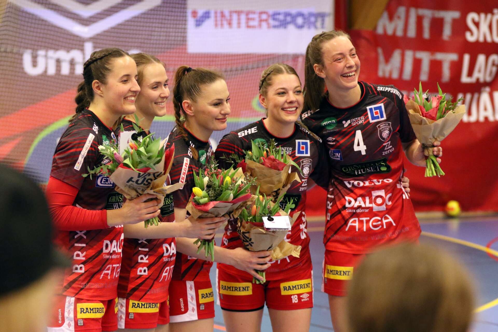 Efter matchen tackade Skövde HF av en kvintett som lämnar klubben efter säsongen. Från vänster: Nora Jakobsson van Stam, Marielle Lideskär, Venera Surjan, Hannele Nilsson och Nikoline Lundgreen.