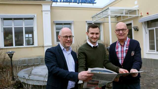 Linus Carle, i mitten, tar över som ny chefredaktör för Arvika Nyheter. Till vänster Mikael Rothsten, vd för NWT Media AB, och till höger Staffan Ander, chefredaktör för NWT och delägare i NWT Media som bland annat ger ut AN.