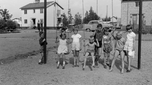 Från Fryksdalsbygdens bildarkiv 1959. Här en bild från lekplatsen i Klockaregården. 