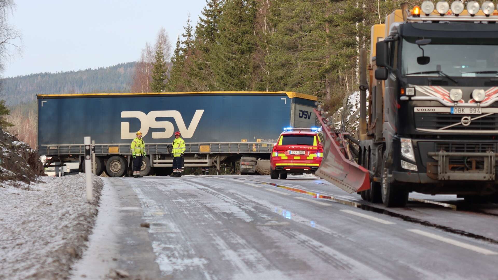 En arkivbild på en trafikolycka som inträffade tidigare på riksväg 26 mellan Långbansände och Lesjöfors, i höjd med Hökhöjden. Då konstaterades det att vägen var mycket hal på olycksplatsen. 