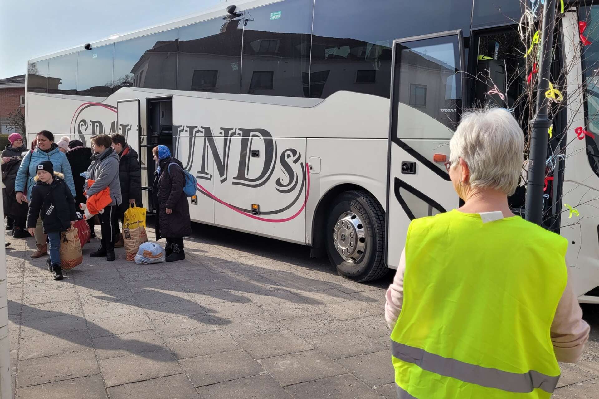Få ville följa med till Grästorp och väntade istället på någon buss till en närmare stad eller ett närmare land, men till slut var det 72 flyktingar som valde att följa med.