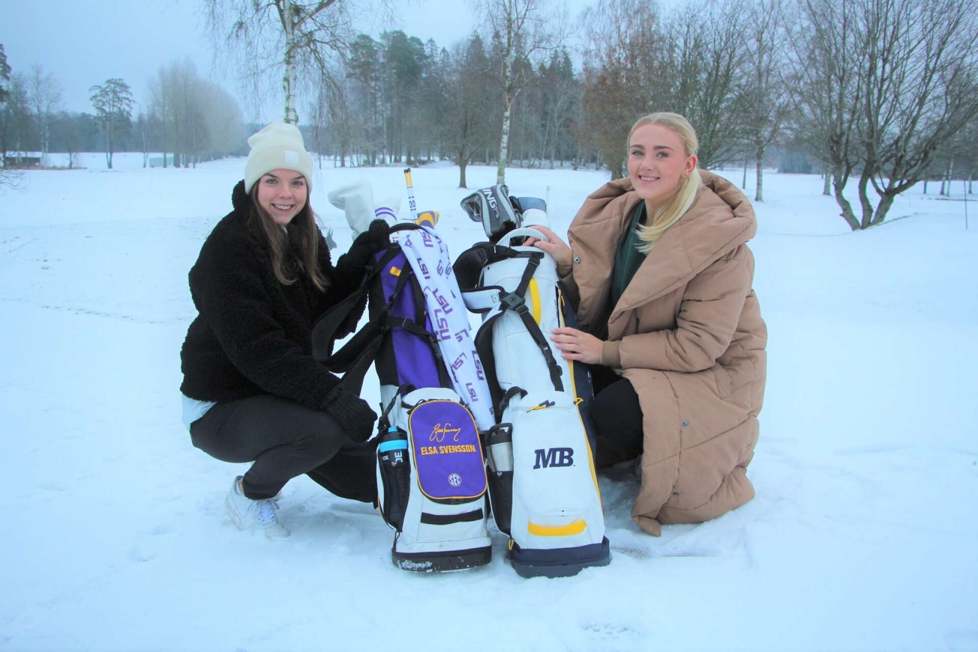 Fyra månaders upplevelser på olika universitet i USA har gett golftjejerna Elsa Svensson och Tilda Kvarnrud, till höger, perspektiv på livet. Nu är de hemma i ett vintrigt Mariestad och laddar batterierna.
