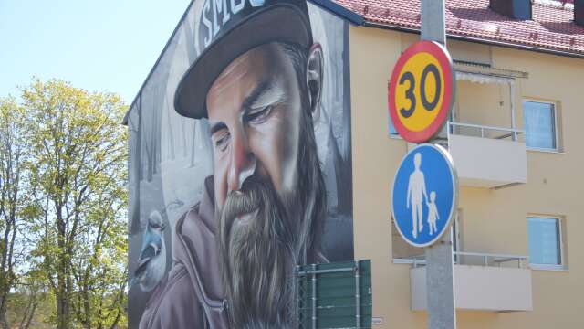 Konstnären Smug från Australien gav Årjäng en väggmålning under Artscape 2017. Än mer konst på Storgatan blir det under satsningen Fönsterkonst.