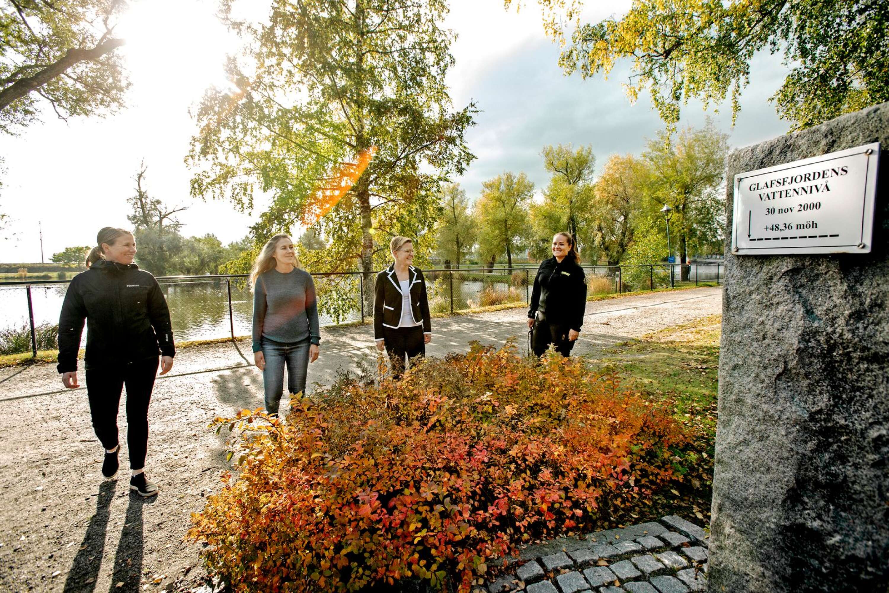 Elin Alsterhag, Ida Persson, Ida Svensson och Ida Andersson på Arvika kommun jobbar alla på olika sätt för att minska risken för nya översvämningskatastrofer. Bilden är tagen i stadsparken, som svämmades över år 2000.