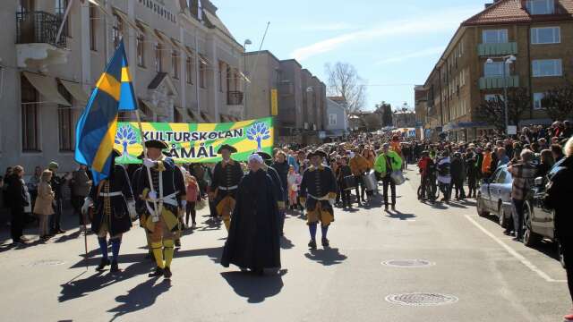 Som vanligt gick folk man ur huse för att se påskparaden i Åmåls centrum ifjol.