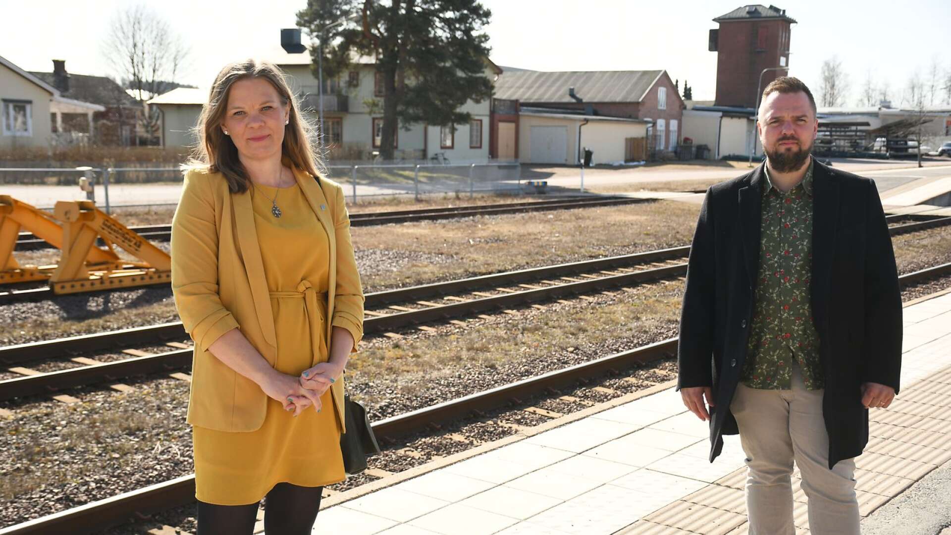 ”Ska Fryksdalsbanan bli en modern järnvägslinje krävs en konstruktiv dialog med berörda kommuner. Därför efterlyser vi en bra diskussion”, säger Sunnes kommunalråd Kristina Lundberg (C) och Tobias Eriksson (S).