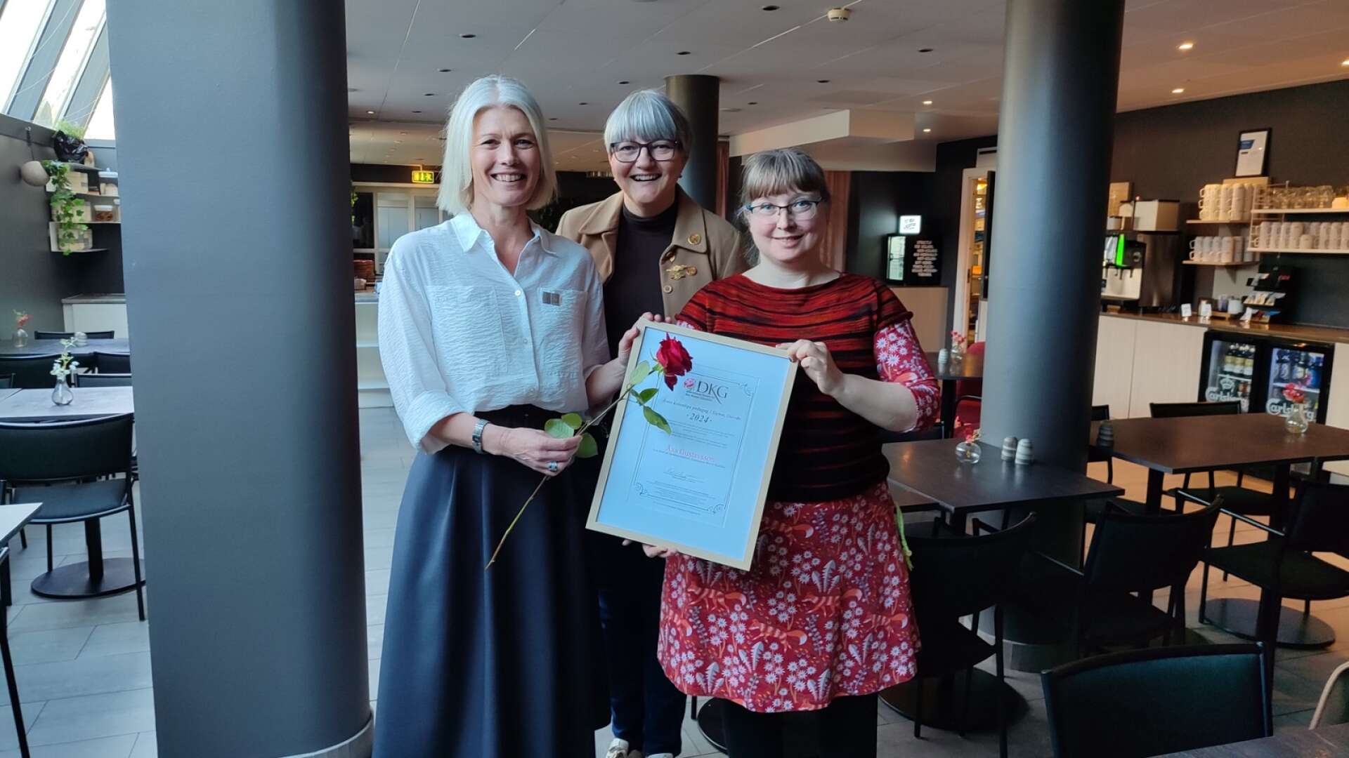 Årets kvinnliga pedagog, Åsa Gustavsson, tillsammans med Charlotte Lindgren, riksordförande för DKG Sigma och Skövdeordförande Malin Ambjörnsson. 