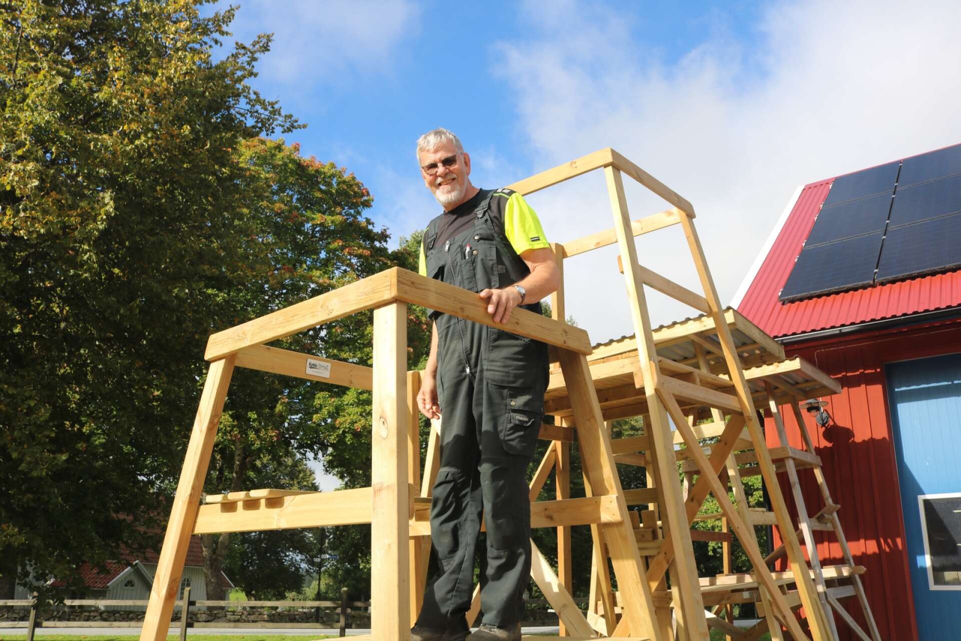 Carl Dicander i Kyrkås bygger jakttorn. 