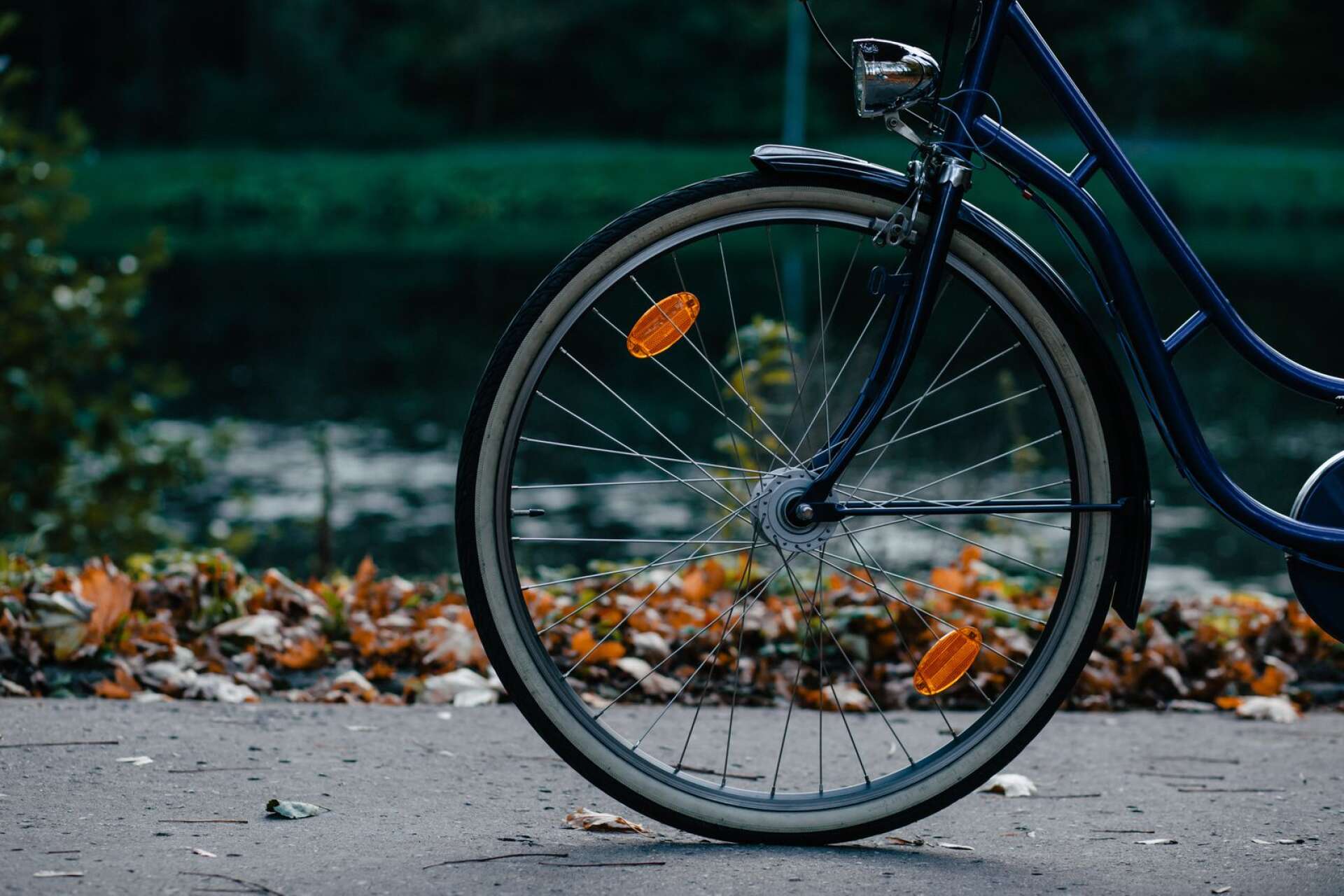 Att ta cykeln i stället för bilen när det går kan vara att slå tre flugor i en smäll – utsläppen minskar, hälsan blir bättre och det är billigare.
