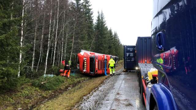 Den lastbil som välte i halkan på väg 205 norr om Karlskoga var den allvarligaste olyckan av ett flertal under morgon och förmiddag på annandagen.