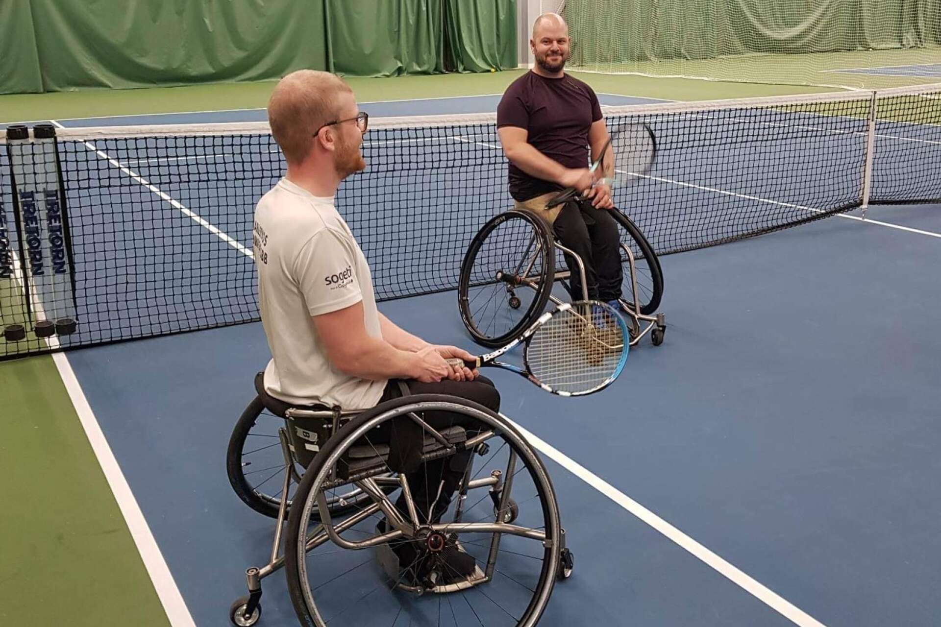 Stefan Olsson besöker Karlstad för att inspirera fler till att börja med rullstolstennis. 