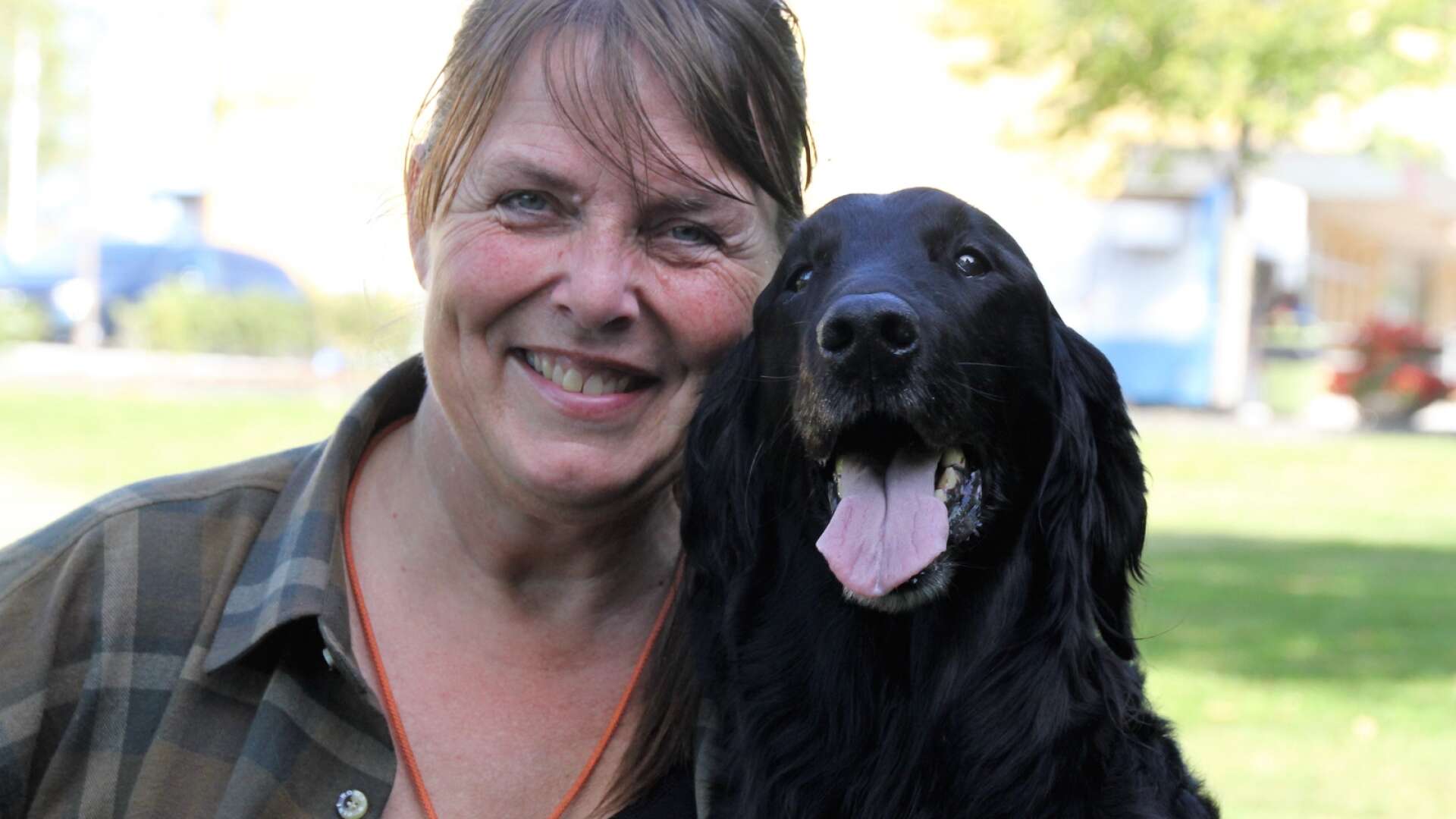 Tina Johansson är ordförande i Eds brukshundklubb och rekommenderar att aktivera sin hund. 