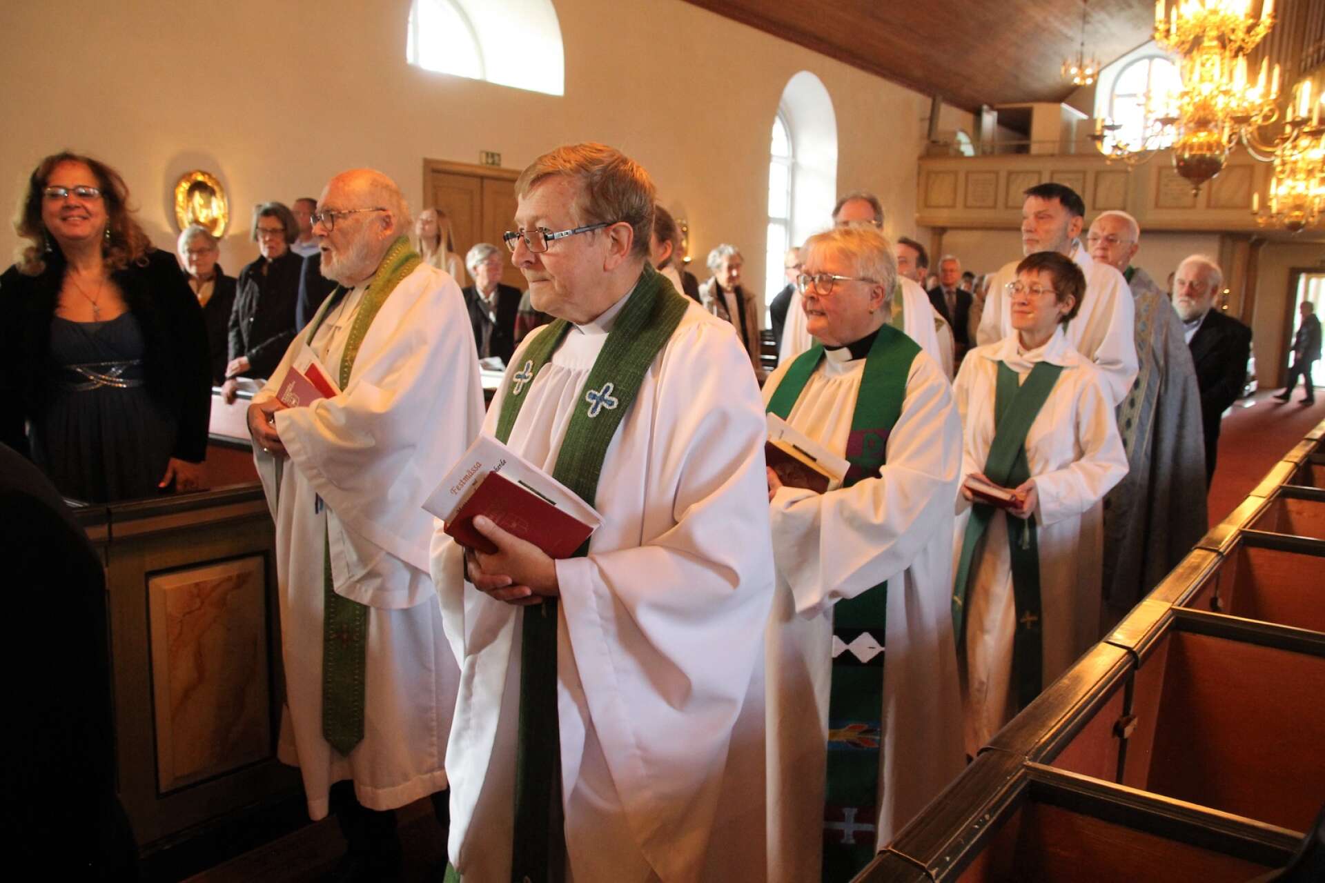 Församlingens präster var med när Malin Henriksson skulle installeras. 