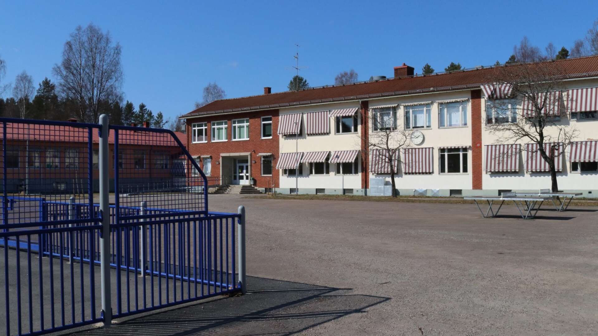 Fastighetsenheten har föreslagit teknikutskottet att besluta om ett fönsterbyte på Stålvallaskolan.