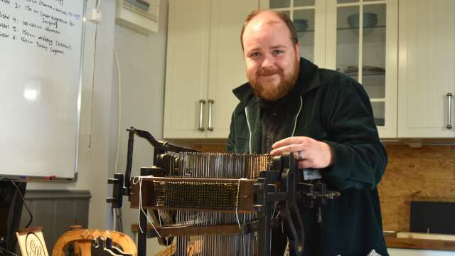 Carl-Johan är extra fascinerad av de gamla vävmaskinerna för jacquard-tyg. Här ett renoveringsprojekt som så småningom ska fraktas ned till Ungern.