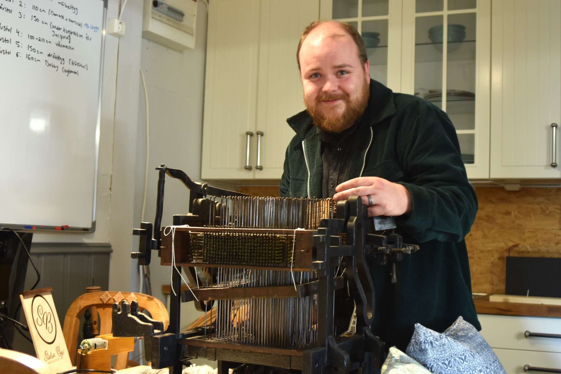 Carl-Johan är extra fascinerad av de gamla vävmaskinerna för jacquard-tyg. Här ett renoveringsprojekt som så småningom ska fraktas ned till Ungern.