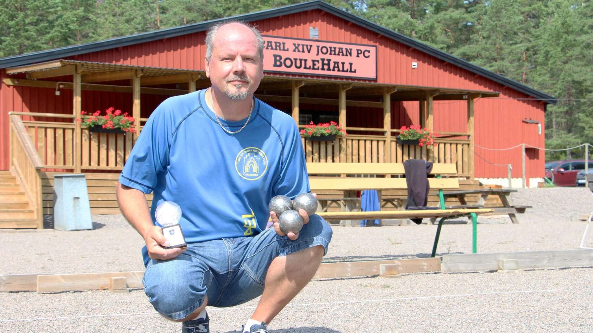 Mikael Gustafsson, ordförande för Carl XIV Johan PC i Karlsborg, är svensk mästare i precisionsskytte i boule.