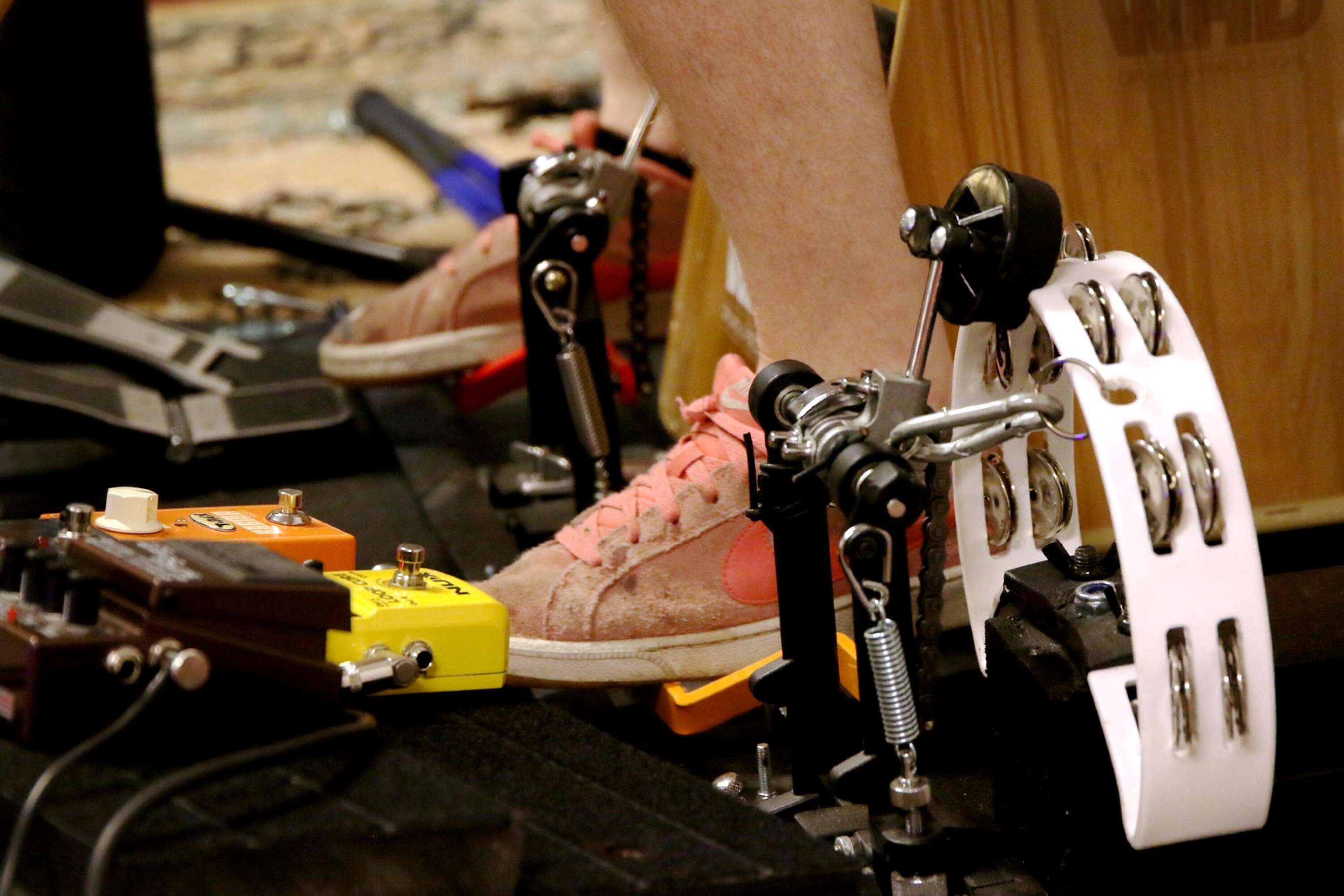 Vid sina fötter har Egon pedaler för att bland annat spela tamburin samtidigt som han har gitarren i högsta hugg.