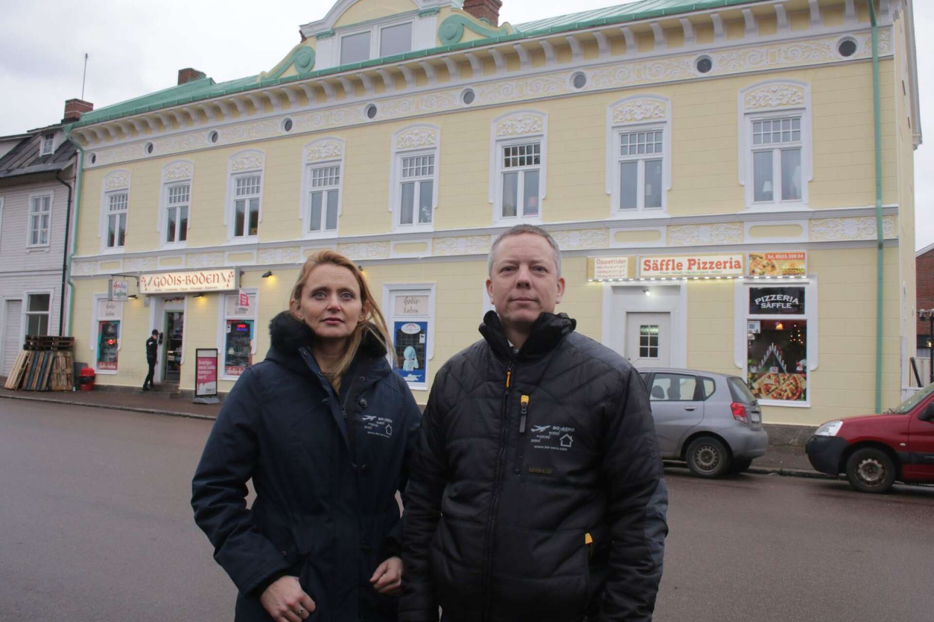 Nyblivna Säffleborna Tarja och Björn Henningsson har för avsikt att fortsätta satsa stort på fastigheter, men den här gången i Säffle. Första renoveringsprojektet är det här huset på Billerudsgatan.