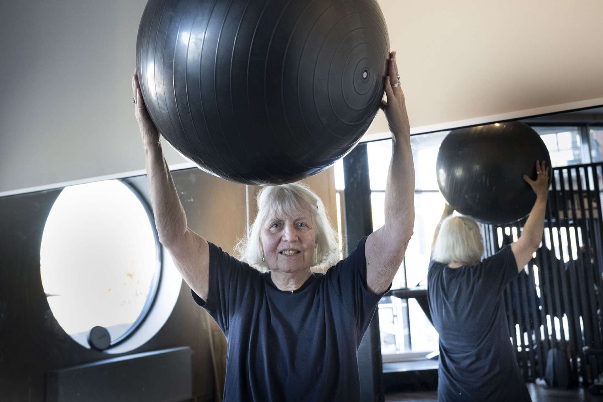 På gymmet får Helga Zimmermann göra olika övningar med pilatesboll för att stärka stabiliteten i höft och ryggrad. 