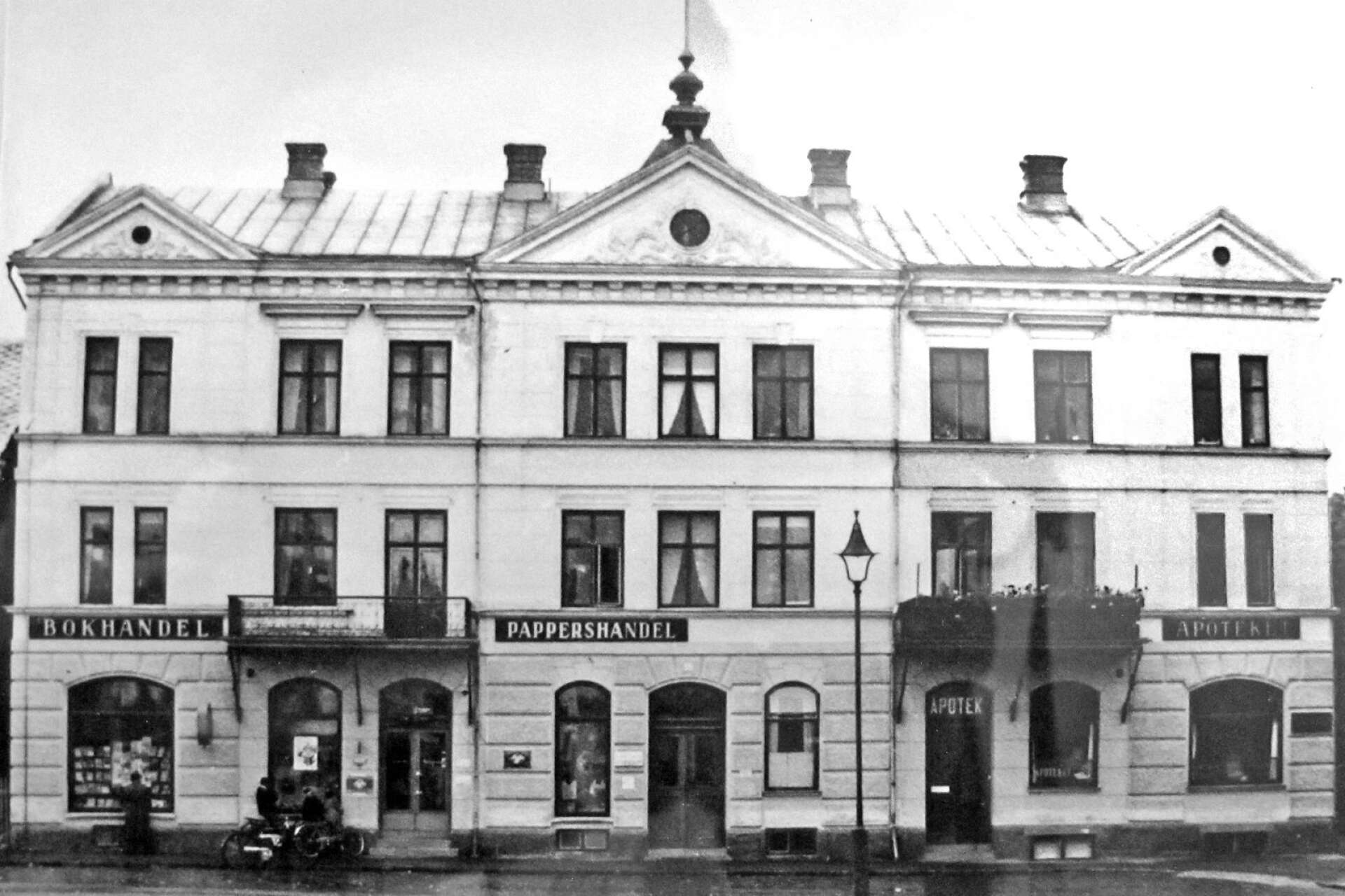 Natten när Säffle blev stad hölls det tal från en av balkongerna på Apotekshuset, som låg där PeKås finns idag. I huset fanns då Stenbecks bokhandel och Apoteket Svanen.                       